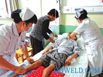 杨建东在护士指导下做康复训练