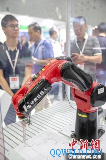 在第五届中国(广东)国际“互联网 ”博览会展出的绘画机器人(资料图)。　龙翔 摄