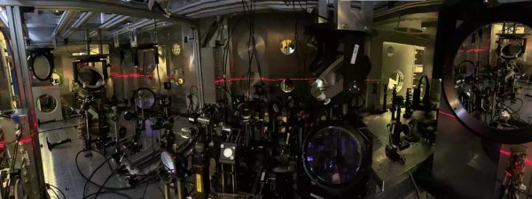 科学家用特殊“镜子”打造出超高功率短脉冲激光器